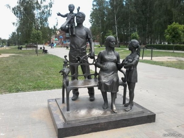 Россия, памятник традиционной семье