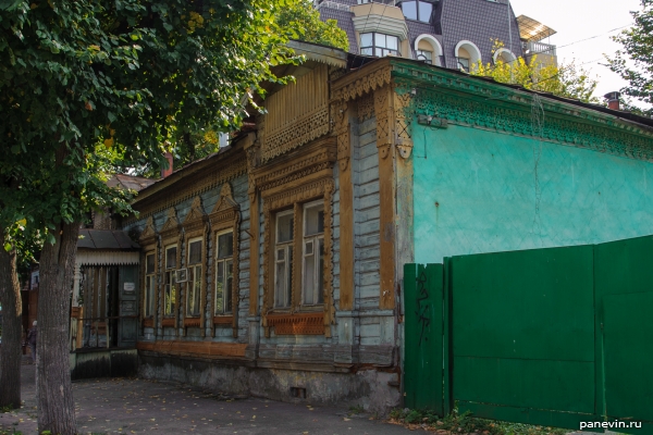Резной деревянный дом