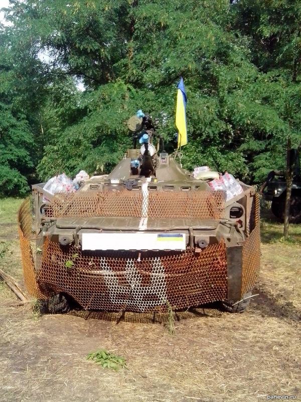 БРДМ обтянутый заборной сеткой
