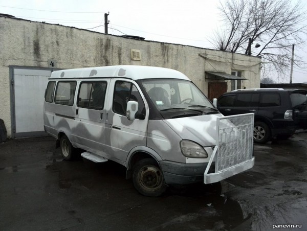 Газель с зимним камуфляжем и решёткой