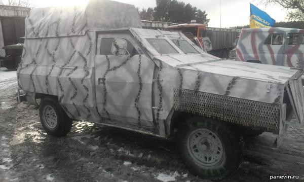Бронированный внедорожник в зимнем камуфляже