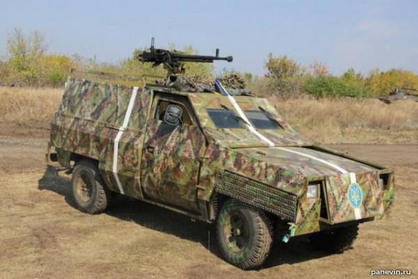 Внедорожник в летнем камуфляже и с пулемётом ДШК