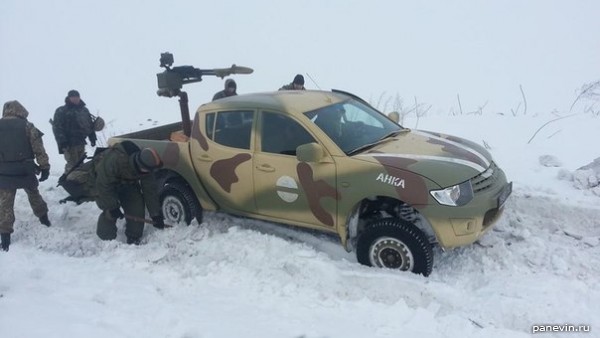 Mitsubishi L200 с пулемётом на крыше