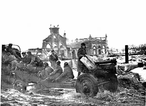 Вокзал, артиллеристы Советской Армии в Красном селе, 19 января 1944. Фотография из архива Новожилова Бориса Васильевича