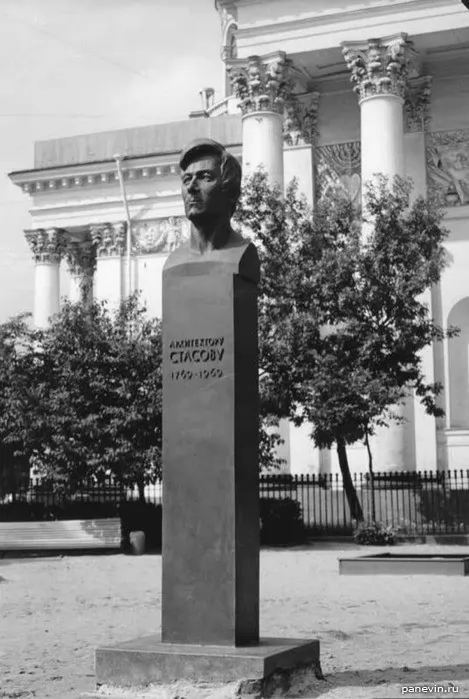Памятник В. П. Стасову у Троице-Измайловского собора