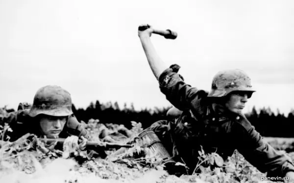 Боец Вермахта замахивается гранатой