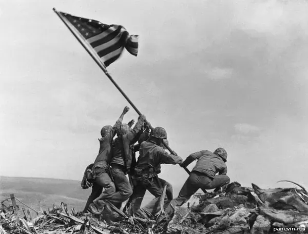 Американские пехотинцы водружают знамя на острове Иводзима