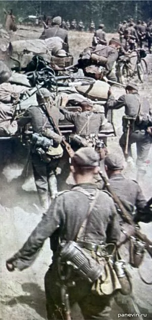 Военный обоз, пехота Вермахта на марше. Фотография из немецкого иллюстрированного журнала «Сигнал»