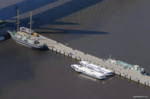 Sailing vessel and «Meteors»