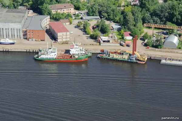 Ships and the barge with a dredge