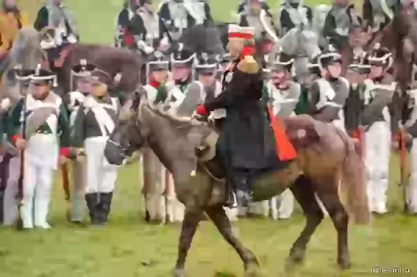 Кутузов проезжает на коне перед построенными войсками