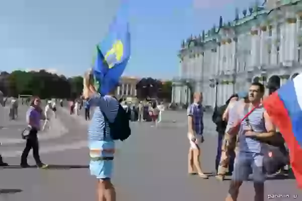 Commando with a flag. Airborne Forces Day on the Palace Square