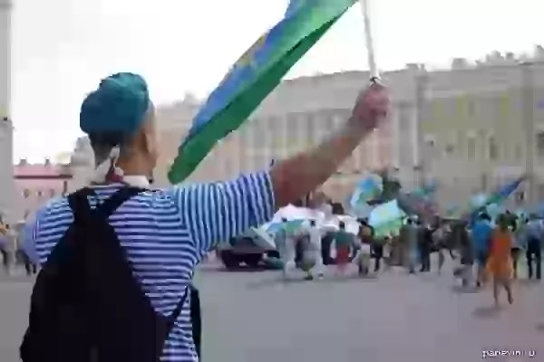 Commando with a flag. Airborne Forces Day on the Palace Square