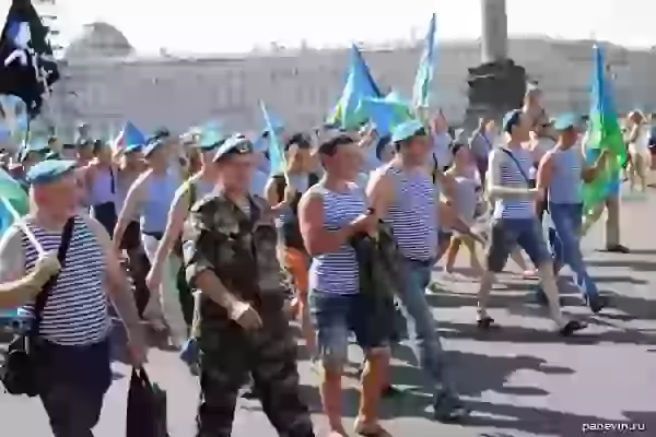 Колонна двинулась к Марсову полю. День ВДВ на Дворцовой