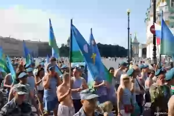 Column has moved to the Mars field. Airborne Forces Day on the Palace Square