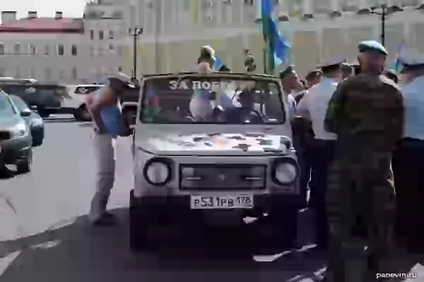 Picturesque LiAZ. Airborne Forces Day on the Palace Square