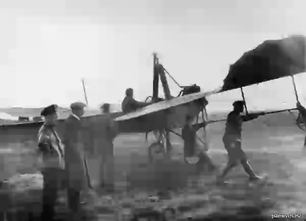 Аэроплан Этрих Таубе авиатора М. Г. Лерхе на старте перед полётом, (при перелёте занял третье место)