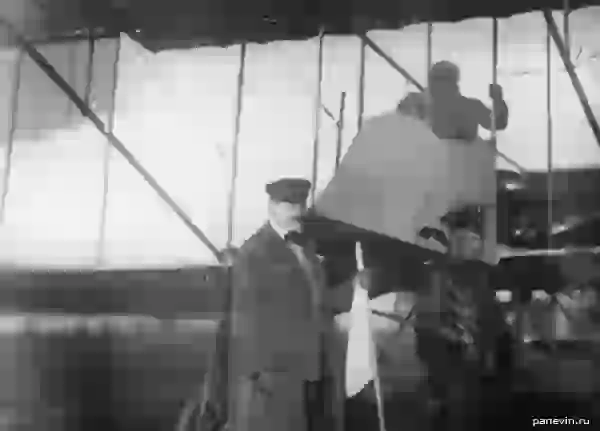 Аэроплан Фарман авиатора Б. С. Масляникова на старте перед полётом, (при перелёте занял седьмое место). Рядом — организаторы перелёта