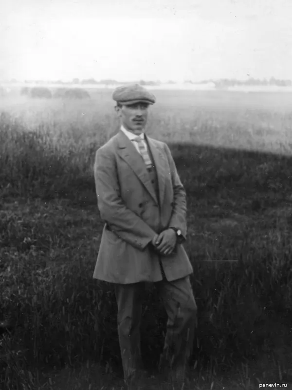 Летчик Масляников, участник перелёта, на аэродроме