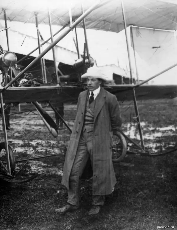 Летчик Т. Н. Ефимов — участник перелёта — у аэроплана Фарман