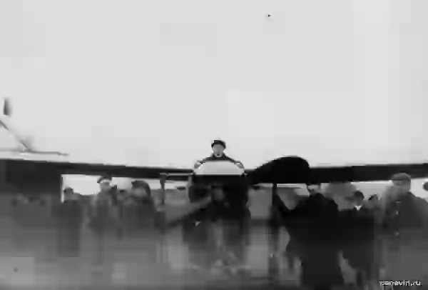 Лётчик М. Н. Ефимов в аэроплане перед полётом