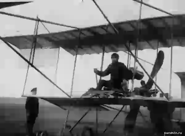 Лётчик Г. Г. Горшков в аэроплане перед полётом