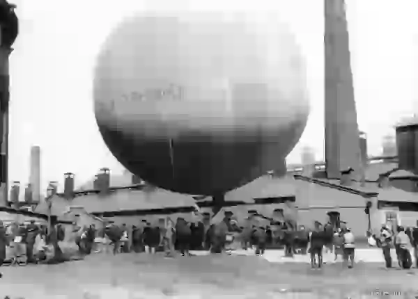 Воздушный шар, изготовленный товариществом российско-американской мануфактуры Треугольник, перед полётом на территории Газового завода