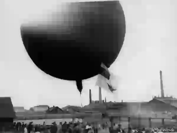 Воздушный шар, изготовленный Товариществом российско-американской мануфактуры Треугольник, перед подъёмом с территории Газового завода