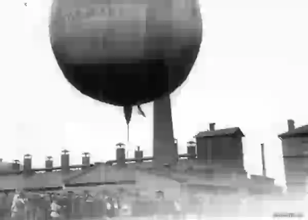 Подготовка воздушного шара, изготовленного товариществом российско-американской мануфактуры Треугольник, к подъёму на территории Газового завода