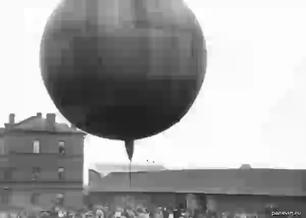 Вид воздушного шара, изготовленного товариществом российско-американской мануфактуры Треугольник, перед подъёмом во дворе Газового завода