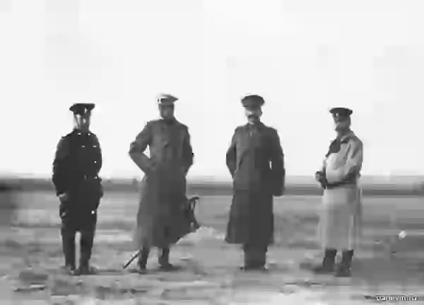 Группа военных лётчиков (среди них 2-ой слева великий князь Дмитрий Павлович)