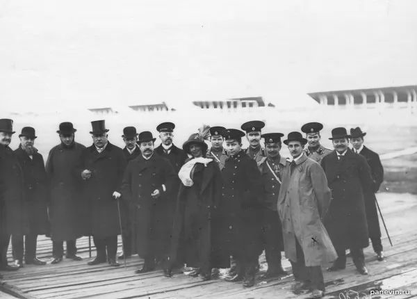 Группа зрителей во время праздника (3-ий справа в светлом плаще — В. А. Лебедев)
