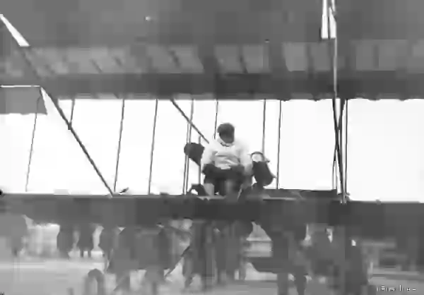 Авиатор С. И. Уточкин в аэроплане перед полетом во время праздника