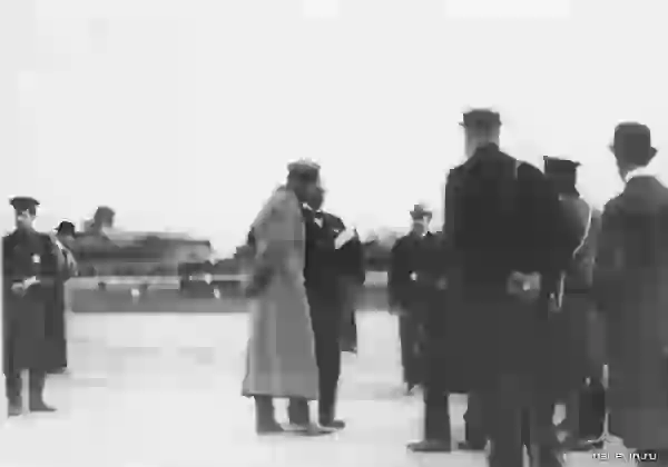 Группа авиаторов на аэродроме (в центре в шинели — великий князь Сергей Михайлович)