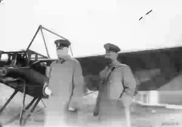 Группа военных летчиков (слева — генерал А. В. Каульбарс)