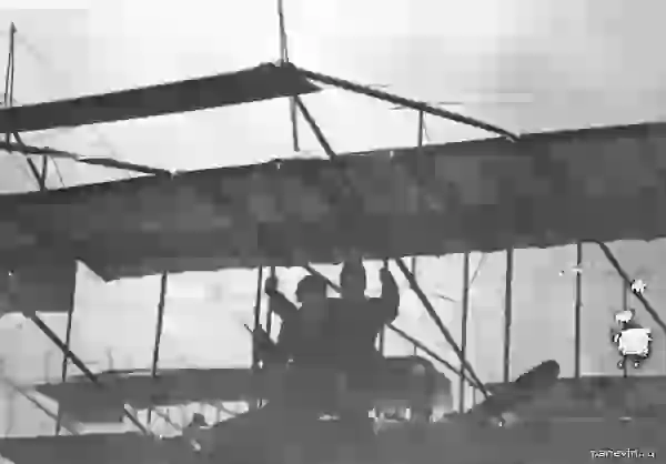 Летчик М. Н. Ефимов с пассажиром революционером и ученым Н. Морозовым в аэроплане перед полетом.