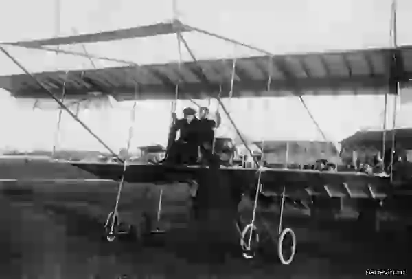 Авиатор М. Н. Ефимов с пассажиркой на биплане перед началом полета