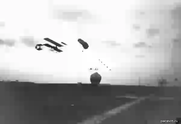 Аэроплан в воздухе над Комендантским аэродромом