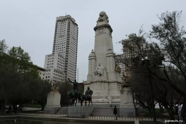 General view of a monument of Migel de Cervantes