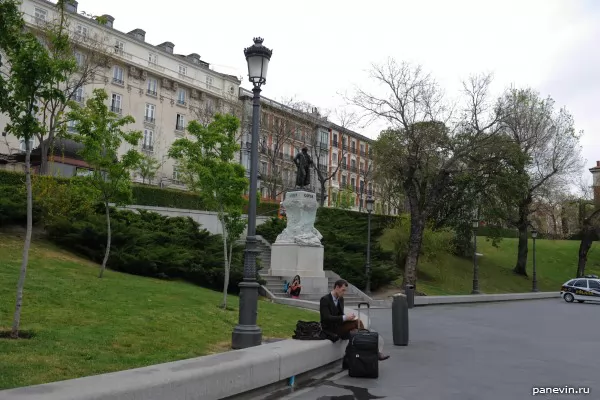 Monument of Goja before Prado museum