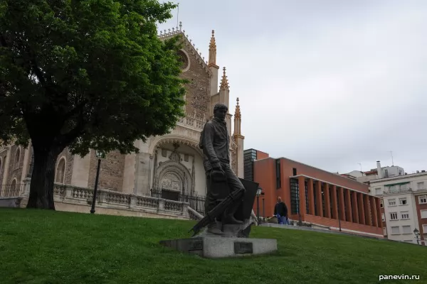 Monument to the unknown artist before Prado museum