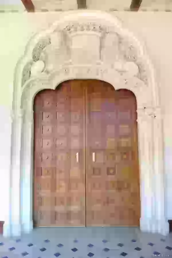 Ворота дворца Альхаферия