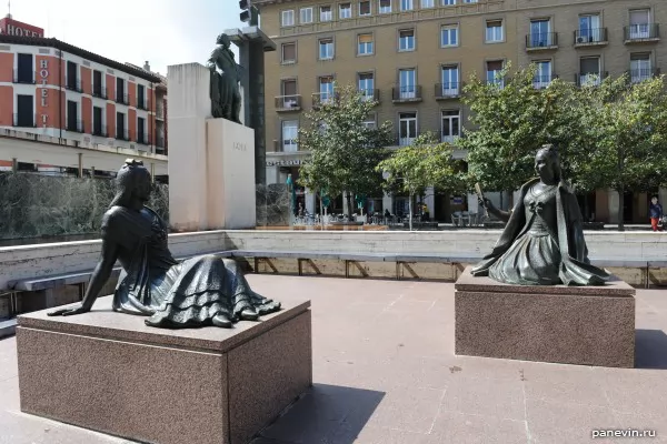 Sculptures on Plaza Nuestra Seniora del Pilar