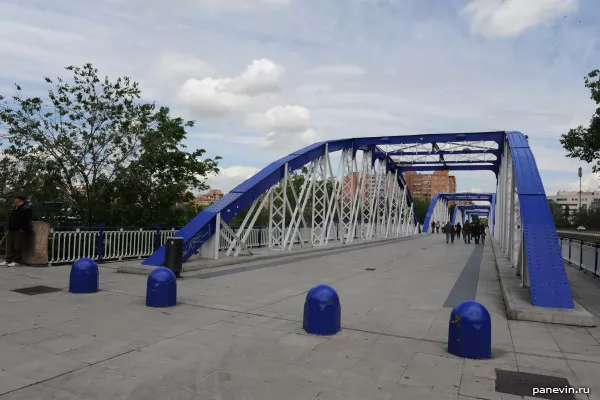 Foot bridge through Ebro