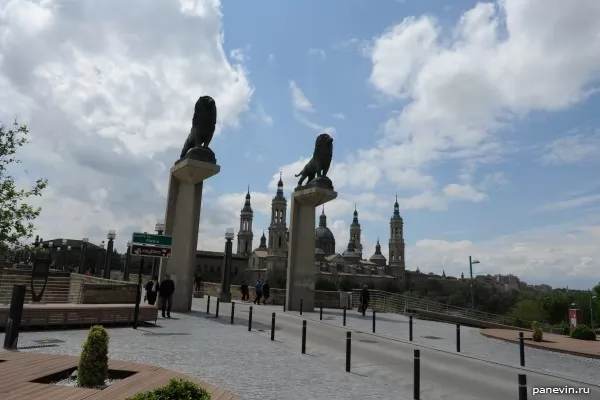 Lions on the stone bridge.