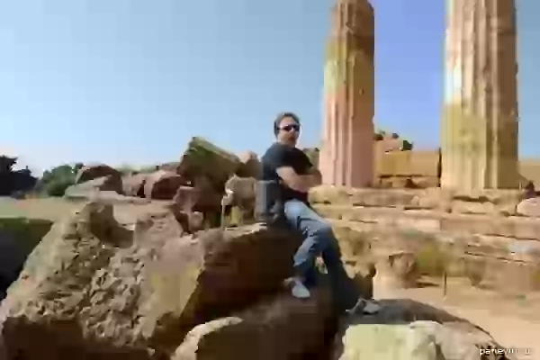 У руин Храма Геракла