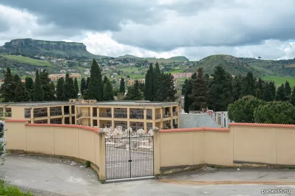 Cemetery of Corleone, a wall with urns