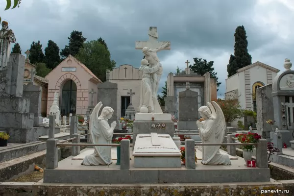 Cemetery of Corleone, a surprising sculptural gravestone