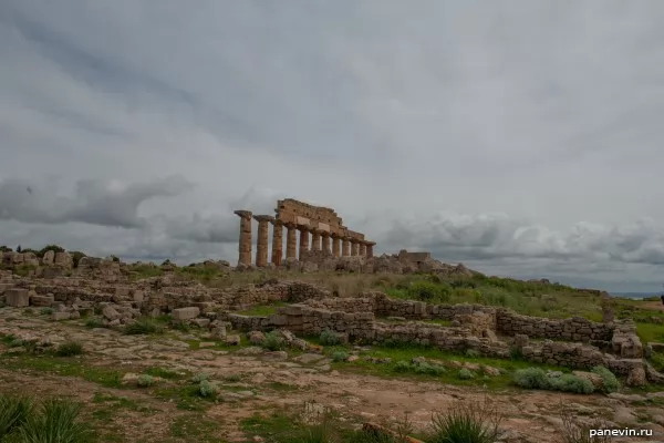 Колоннада Храма С и руины античных сооружений