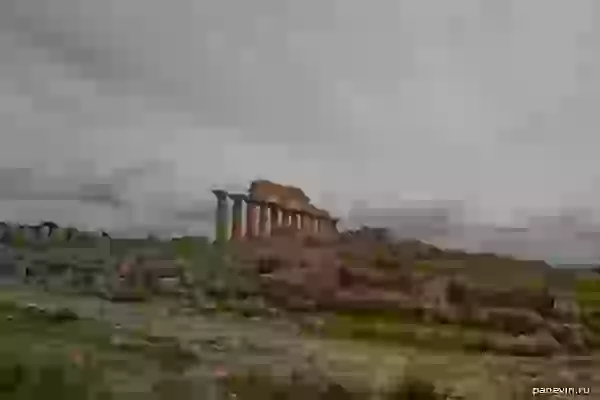 Колоннада Храма С и руины античных сооружений